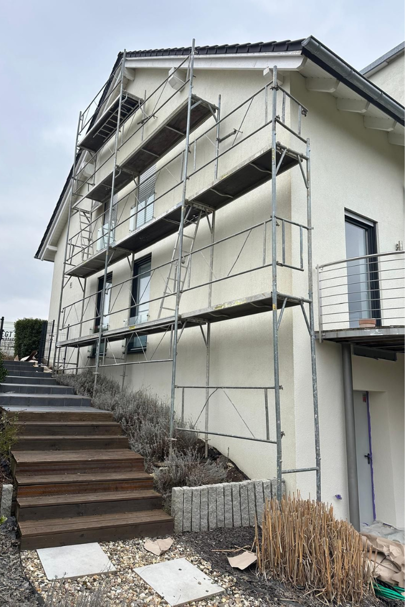 Pose d'échafaudages pour un chantier de rénovation de façade à Vendenheim