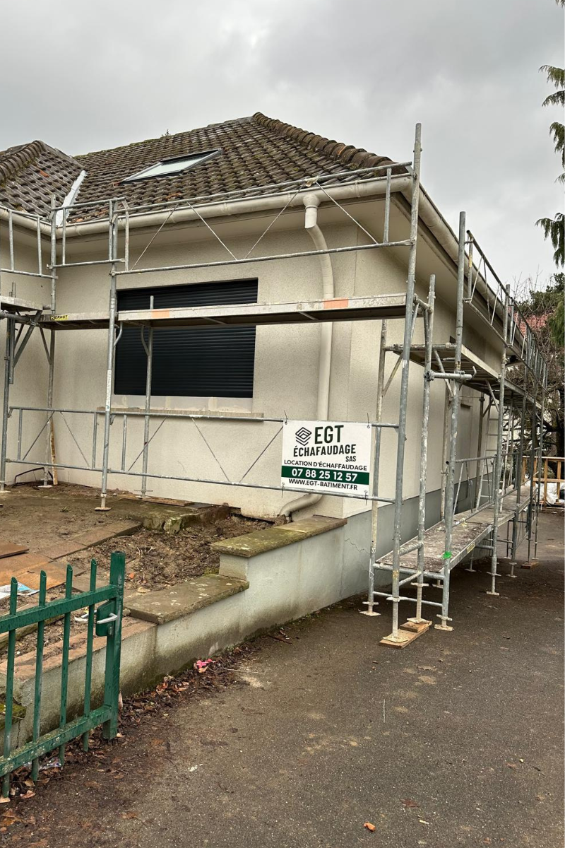 Échafaudage de façade installé pour une maison individuelle à Kaltenhouse