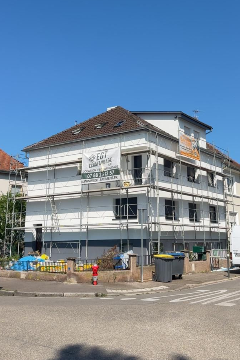 Démontage d&amp;#39;un chantier d&amp;#39;échafaudage après achèvement des travaux d&amp;#39;isolation extérieure et zinguerie sur un immeuble à Schiltigheim