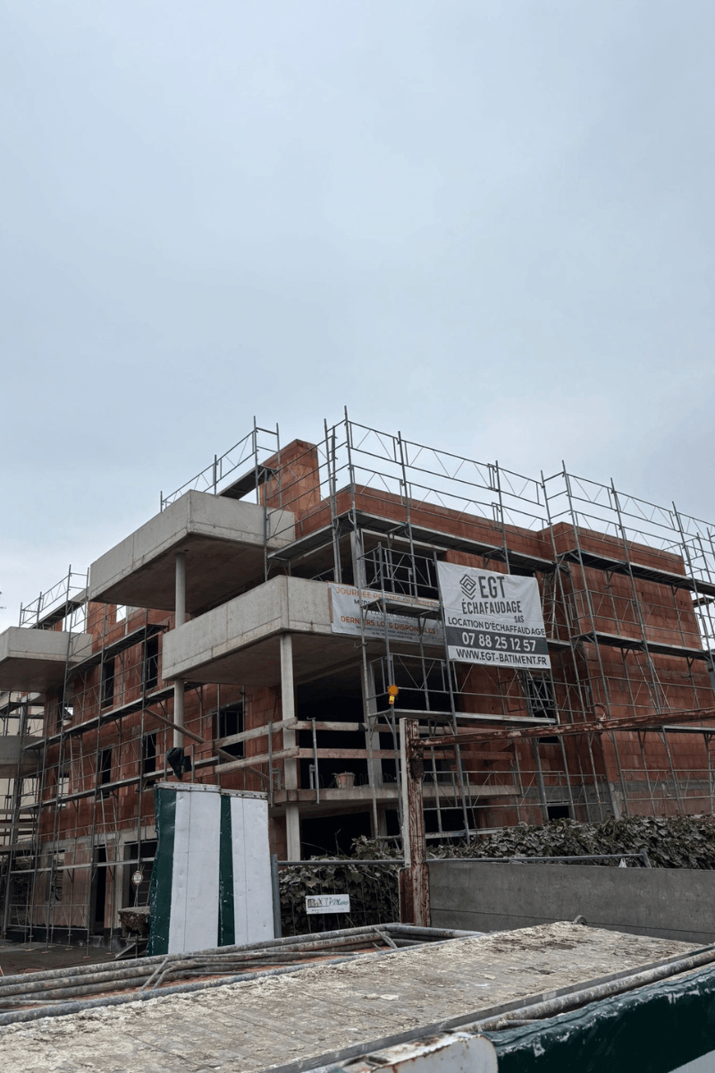 Installation d'une structure d'échafaudage sur construction d'immeuble neuf à Saverne