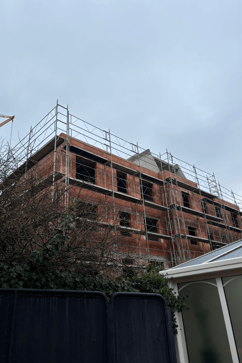 Échafaudages fixe robuste avec doublage des gardes-corps pour des travaux de façade et toiture sécurisé sur une maison neuve à Saverne
