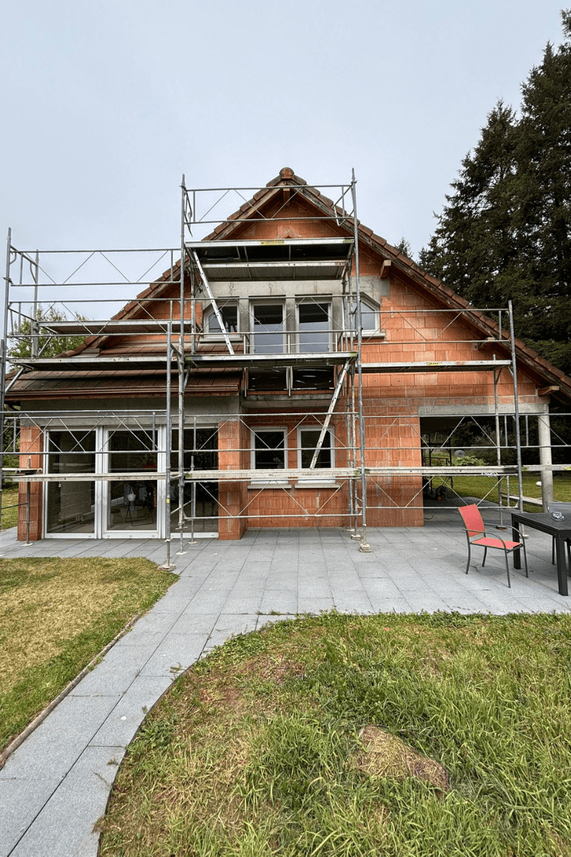 Plateforme de travail en hauteur sécurisée par échafaudage, avec doublages des plateaux d'échafaudage ainsi que sur toiture pour un accès idéal à Reipertzwiller