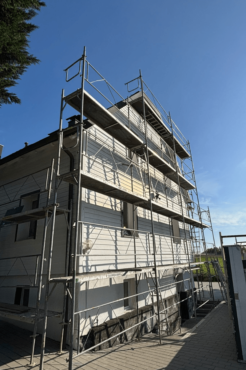 Installation d'une structure d'échafaudage fixe sur une maison en rénovation à Baden-Baden
