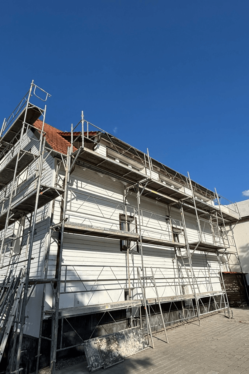 Détails du coté arrière, avec vue sur les doublages des planchers de l'échafaudage pour un accès optimal sur un chantier à Baden-Baden